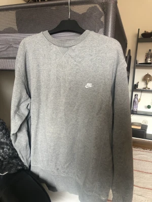 Nike tjocktröja  - Grå tröja från Nike! Storlek xl 