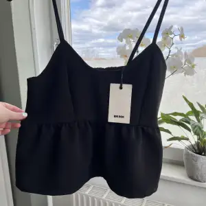 Super gullig svart topp från bikbok!!  Oanvänd! 😍  Storlek: s  Ordinarie pris: 199kr