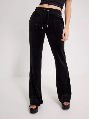 Säljer svarta Juicy - Säljer mina svarta juicy då dom inte kommer till användning längre, Strl M fint skick inga skador men tyget är ganska nött eller alltså de är inte som slikes tyg som de var i början men annars är dom helt utan skador