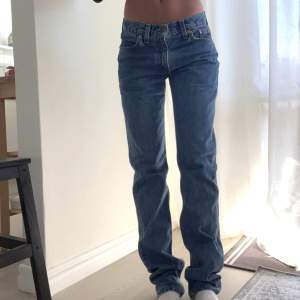 Ett par mörkblå vintage Levis jeans som är mid/low waist och raka i modellen. Är för långa för mig som är 166💕