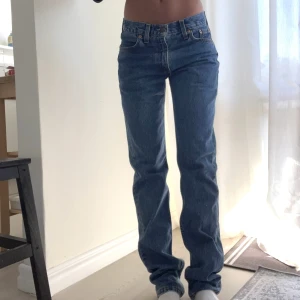Vintage Levis jeans  - Ett par mörkblå vintage Levis jeans som är mid/low waist och raka i modellen. Är för långa för mig som är 166💕