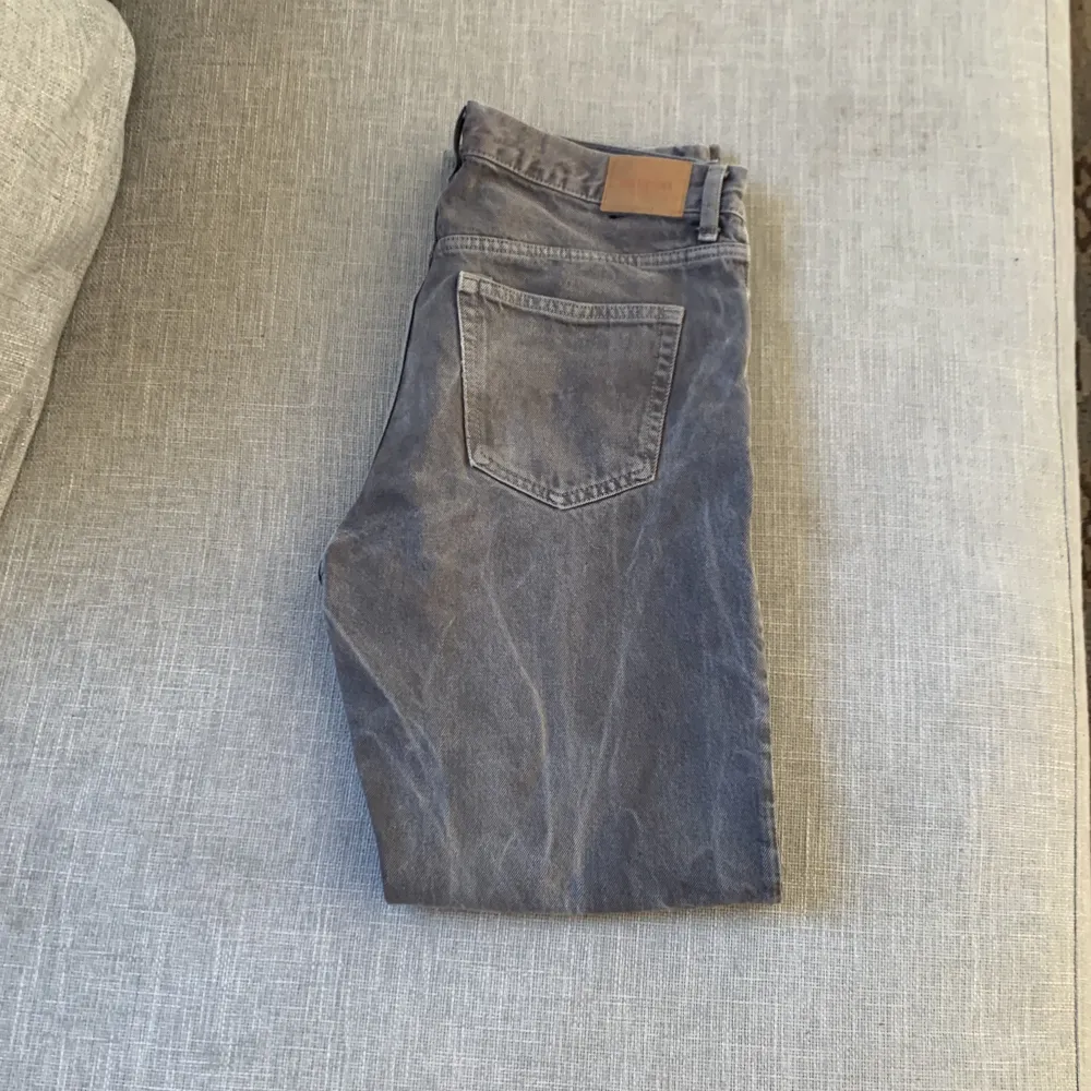 Gråa jeans från Weekday i bra skick. Har använts ca 10 gånger. Säljer dem då jag vill att jeans ska sitta lite lösare och har växt ut dessa.. Jeans & Byxor.