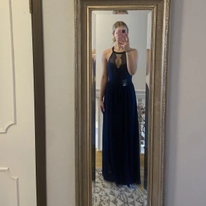 Balklänning  - Jag är 179 cm och bilderna är tagna utan klackar!! Klänningen är i nyskick då den aldrig kom till användning under Corona. Köparen står för frakten!🫶🏼💗