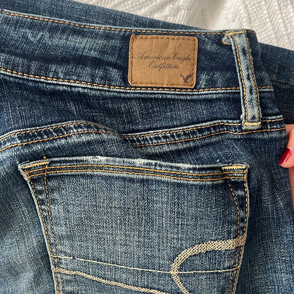 Såå snygga lågmidjade jeans i superfint skick ❤️‍🔥jag är 160 och de är lite långa för mig, men även uppsydda så går att lägga ner! . Jeans & Byxor.