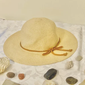 Tre hattar - Tre jätte fina hattar som passar till sommaren! Den första hatten har storlek 158/170. Den andra är onesize och den tredje är storlek 60. Varje hatt kostar 25 kr. Obs! Stenarna förekommer inte! Kontakta för mer bilder!