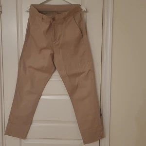 Beiga byxor - Beiga stretchbyxor i stl 36A i modell Happy från Flash. Använd ett fåtal gånger och ser nya ut. 