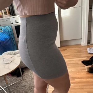 Fin kjol - Mer info på sista bilden. Jag är 172cm. Är helt oanvänd! KOLLA GÄRNA IN MINA ANDRA ANONSER, DET MESTA ÄR HELT OANVÄNT 🥰