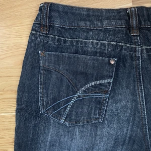 Jeans  - Jeans i herrmodell men coola bakfickor. De är lite stora på mig som vanligtvis är xs/s men funkar med bälte och vika upp kanten. W 90cm L 82cm