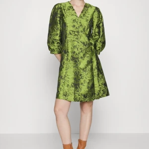 Selected femme klänning - Helt ny klänning från selected femme, lappen hänger kvar. Storlek 36.   Skimrande jättefint tyg, Knyts i midjan så den är anpassningsbar.   Väldigt skön och supersnygg, starkt tyg! Inköpt för 1050:-  Kan mötas upp eller skickas!