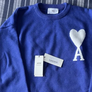 Ami paris crewneck  - Ami Paris pullover, storlek Large men sitter kort i ärmarna. Inga skador alls