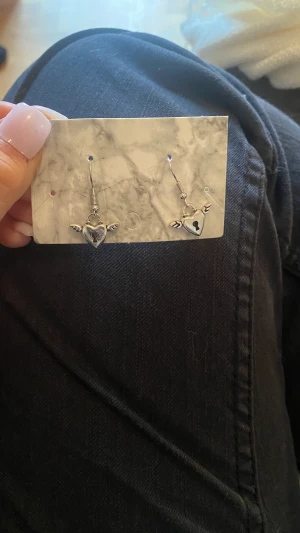 Egengjorda örhängen  - Supersöt egengjorda örhängen där berlocken är ett lås❤️69kr för två