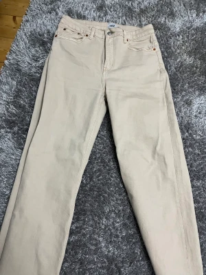 Beiga jeans - Säljer mina beiga jeans ifrån Lager 157 i modellen "Lane" i storlek M, endast använda 1 gång. Köparen står för frakten.