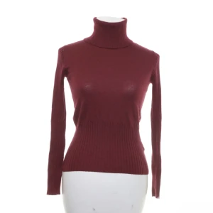 Röd polotröja från Tiger of Sweden  - Superfin röd finstickad polotröja i ull😍Super bra skick! Skriv gärna innan ni trycker på köp nu ❤️