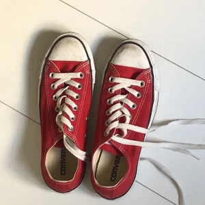 Röda Converse - Köpta på second hand men knappt använda, lite smuts fram men ser ändå lagom använda ut❤️