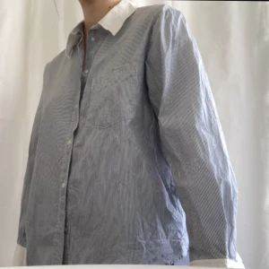 Randig skjorta från & other stories - Inte struken på min bild :( annars jättefint skick! Storlek 42 är ganska oversize på mig som vanligtvis har 36