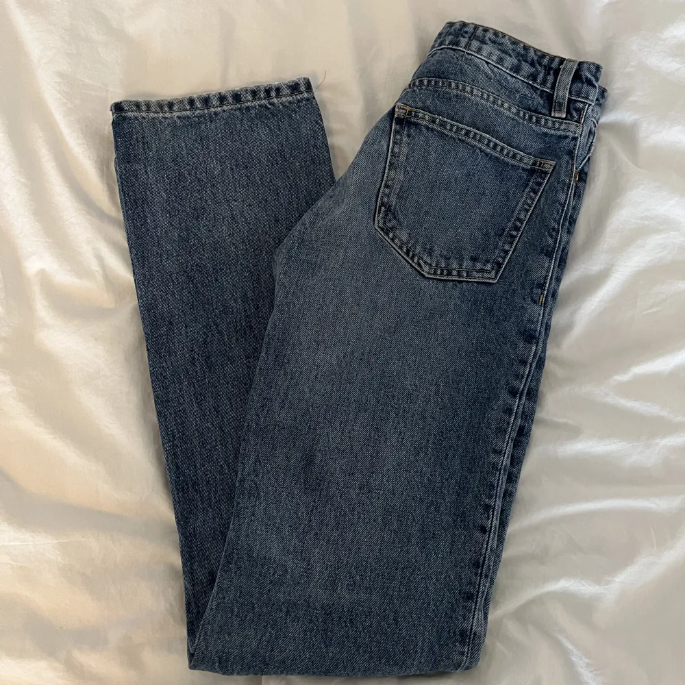 Snygga jeans som har blivit för små för mig. Sparsamt använda.. Jeans & Byxor.