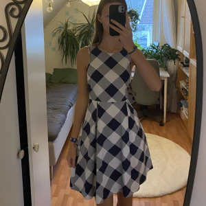 Finklänning - Superhärlig och gullig klänning för lite finare tillställningar🙌 Superskönt och lyxigt material :) Har aldrig kommit till användning så är i nyskick och aldrig använd💕