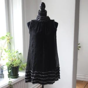 Svart nyårsklänning - MEASUREMENTS length - 80 cm chest - 40 cm waist - 50 cm bottom - 60 cm 