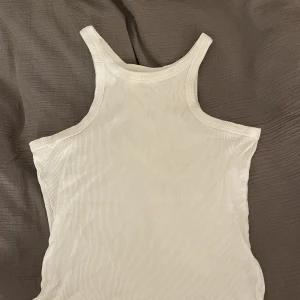 Vitt ribbat linne - Enkelt ribbat linne i vitt🌟