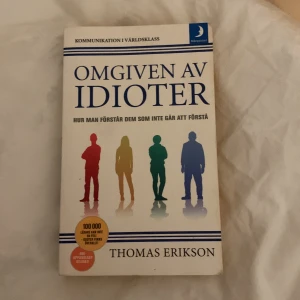 Omgiven av idioter - Bok på svenska. Fler böcker i profilen 