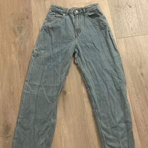 Jeans från hm i modell 90’s baggy jeans. Säljer de pga de är lite korta på mig. Jag är 172 för reverens😊 Storlek 34