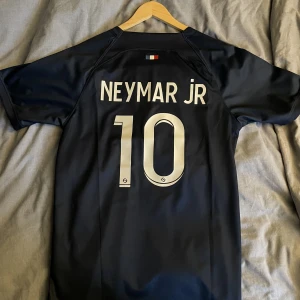 Neymar PSG hemmaställ - Knappt använd, mycket fint skick och bra kavlitet