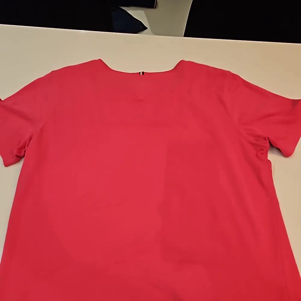 Ek rosa t-shirt med märket tommy hilfiger  Är lite oversize . T-shirts.