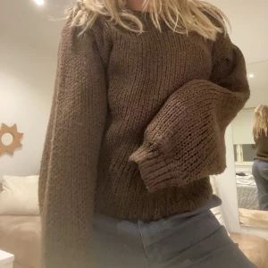 Brun stickad tröja  - Brun stickad tröja 
