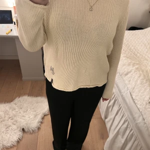 Stickad tröja - Säljer denna stickade tröja från holebrooke, köptes secondhand men välbevarad💓