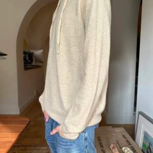 En as fet Cashmere hoodie, väldigt bra pris och kvalite Condition 9,5/10 Pris kan diskuteras! En jätte steal!