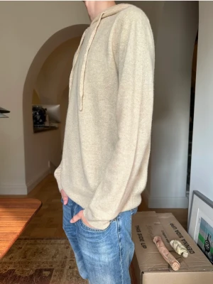 Cashmere hoodie - En as fet Cashmere hoodie, väldigt bra pris och kvalite Condition 9,5/10 Pris kan diskuteras! En jätte steal!