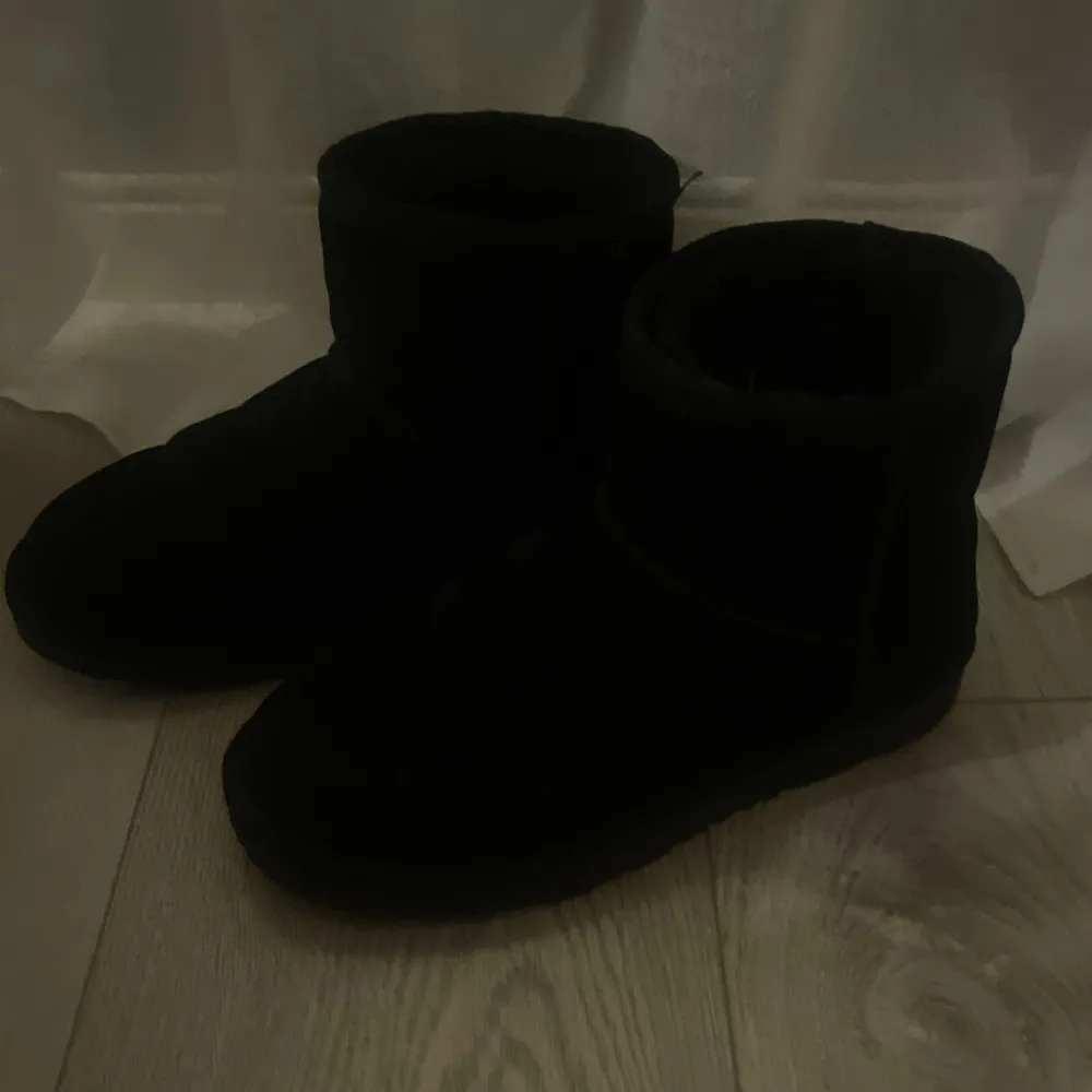 Säljer svarta uggs ( inte äkta). Andvända bara några gånger förra vintern så de är i väldigt fin skick!. Skor.