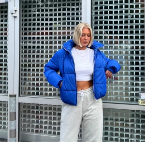 Skit snygg jacka  - Säljer denna skit snygga jackan ifrån Nelly jag köpte förra vintern som inte kommer till användning längre lite. Nypris 700kr. Snöret saknas!! 