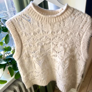 Stickad väst  - Superfin stickad väst från Object i en krämig vit färg☺️🌸Felfri.  Storlek S 