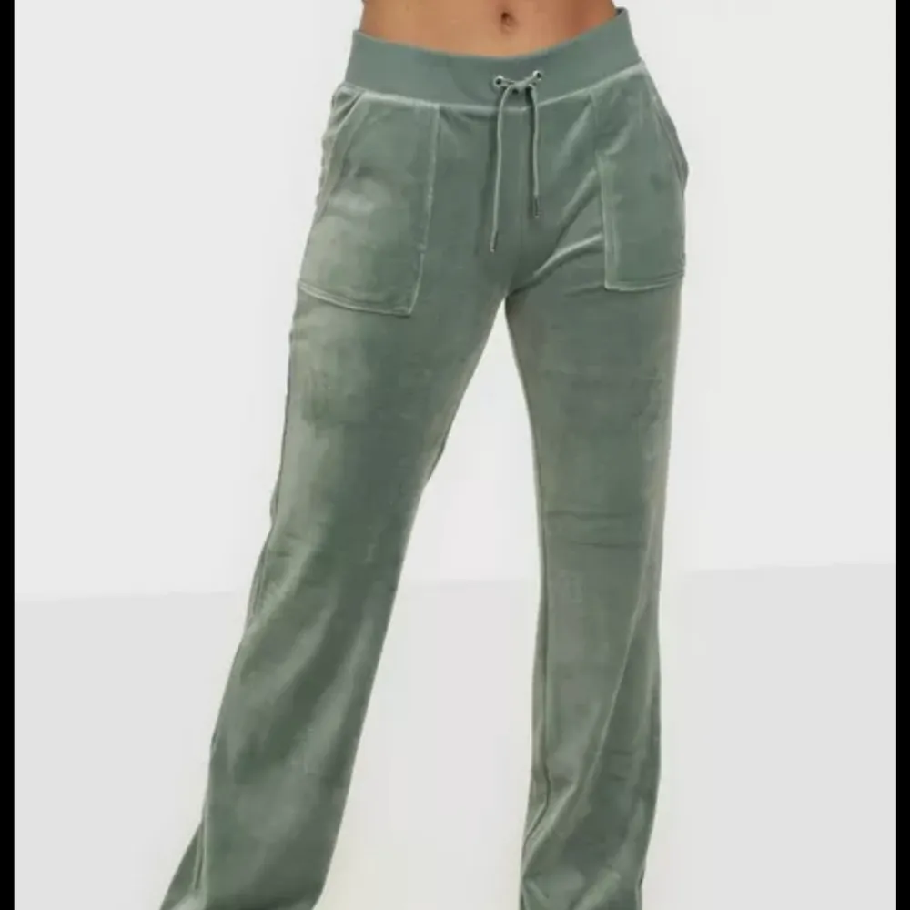 säljer mina chinosgröna juicybyxor då de ej kommer till användning längre. pris kan diskuteras.. Jeans & Byxor.