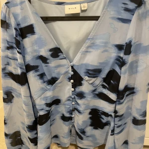 blå blus  - Säljer min jättefina blåa blus från vila för att den inte kommer ill användning. Den är bara använd 1 gång! Jag köpte den för 499 kr och säljer den för 300 kr!! 💕