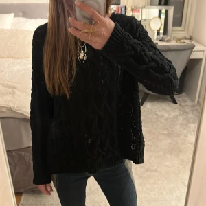 Stickad tröja - Så fin stickad tröja från Ralph lauren😍 Den är i storlek L men passar bra på andra storlekar🤩(jag brukar ha S)