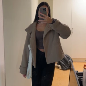 Beige kappa  - Jättefin beige kappa från NAKD, slutsåld! Väldigt skön och värmer bra, endast använd en gång ute så i nyskick. Kan användas året runt och passar alla tillfällen 899kr nypris 🤍