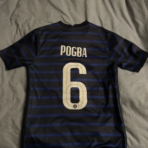 Frankrike bortaställ Pogba - Fin Frankrike tröja med mycket bra kvalitet. Köpt för något år sedan men är fortfarande i nyskick! Hör av er om ni har frågor!