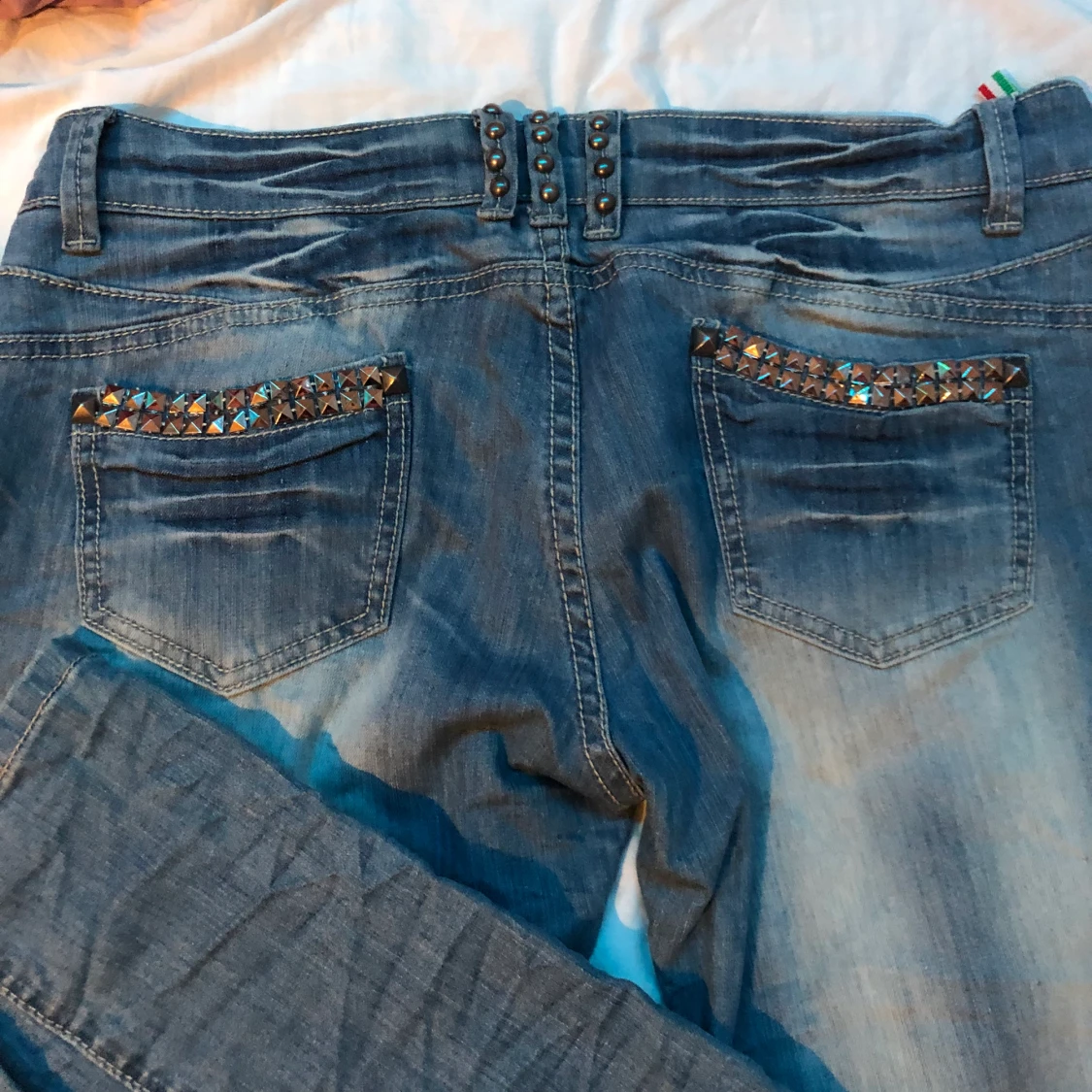 Lågmidjade byxor med nitar - 90