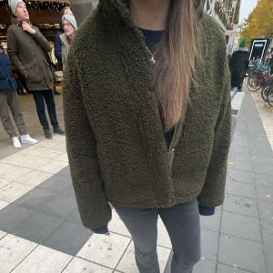 Grön Teddy jacka - INTRESSEKOLL på denna superfina teddyjackan från Mangos barnavdelning, superfint skick  Den är i storlek xs🤍