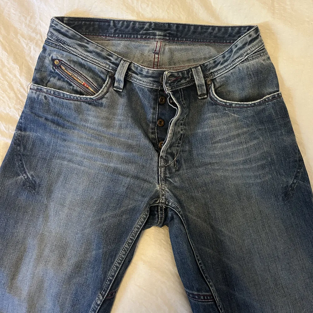 Säljer mina as balla diesel jeans i strlk 28! Mid-Waist ❤️ De har tyvärr börjat bli för små för mig så säljer därför 😞🙌 Har sjukt fina detaljer 💕  Innerbenslängd 86cm, lite uppgångna längst ner (bild 3) Skriv för fler bilder eller annat ❤️❤️. Jeans & Byxor.