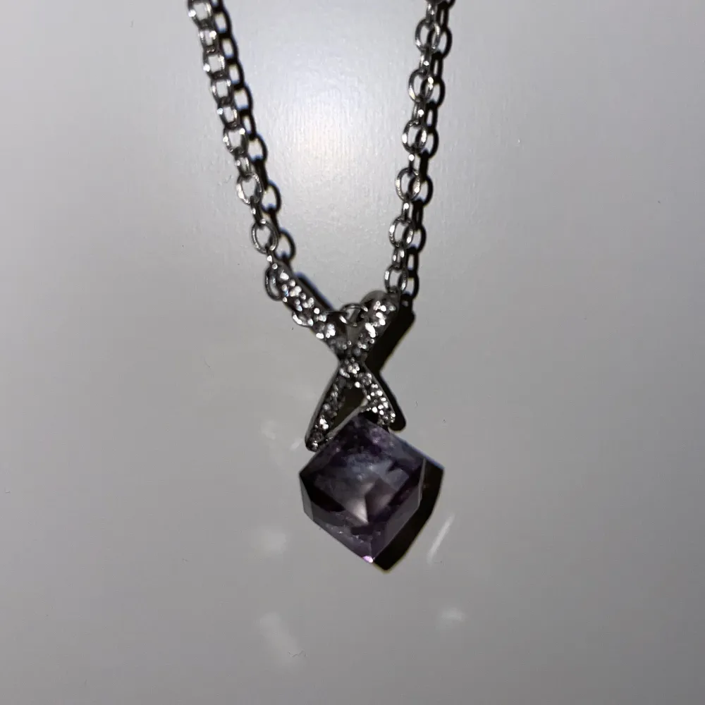 Fint unikt halsband med en lila kub, använt fåtal gånger. Superfint skick! Tveka inte att höra av er om frågor! Kontakta mig innan ni använder köp nu🥰. Accessoarer.