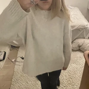Stickad tröja  - Säljer denna fina stickade tröjan från zara,jag har massa andra och denna it kommer till användning,obs den har börjat bli lite nopprig men går lätt att ta bort med rakhyvel eller nopperbortagare!👌🏻hör av er för fler bilder ,använd gärna köp nu❤️