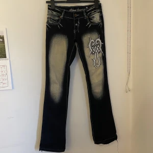 Jenas  - Såååå snygga jeans som tyvärr aldrig kommer till användning💔gylfen gick sönder så har sytt dit ”haspar” som funkar minst lika bra! Innerbens längd är ca 86