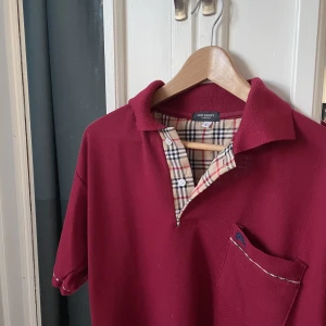 Burberry Piké  - Riktigt fet Burberry Piké köpt i London. Knappt använd. Priset är inte hugget i sten:)