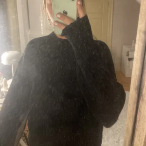 Svart stickad tröja  - Säljer denna svarta stickade tröjan från bikbok! Super fin! Säljer även i vit!!❤️