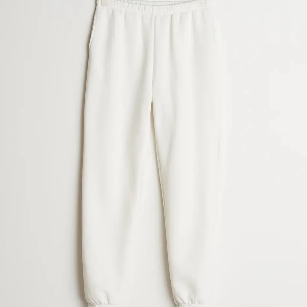 Vita sweatpants från Ginatricot. Sällan använda pga att de ej passar mig. Superfina annars. Storlek: Xxs. Jeans & Byxor.