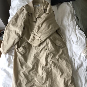 Vintage H&M trenchcoat - Vintage H&M (Hennes) trenchcoat beige, knappt använd. 