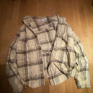 Flanellskjorta från HM. Ganska använd men fortfarande bra skick. Storlek M men lite oversized och passar mig som är 190 perfekt.